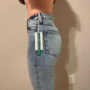 High waist light slightly acid wash high waist jeans.